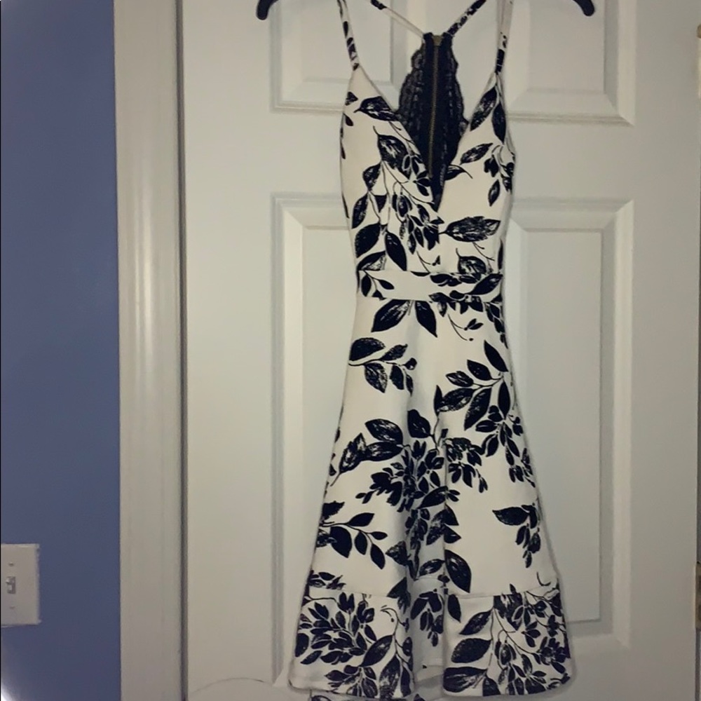 🅗🅞🅝🅔🅨 & 🅡🅞🅢🅘🅔 🅓🅡🅔🅢🅢